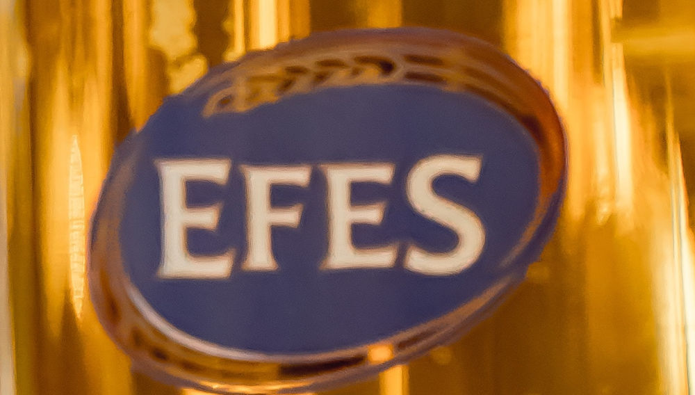 Efes-Logo auf einem Bierglas (Foto: Igor Rand auf Unsplash)