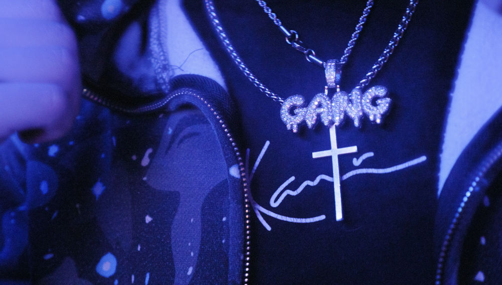 Close-up of a gang and a cross necklace (Photo: Raphael Bernhart on Unsplash)
