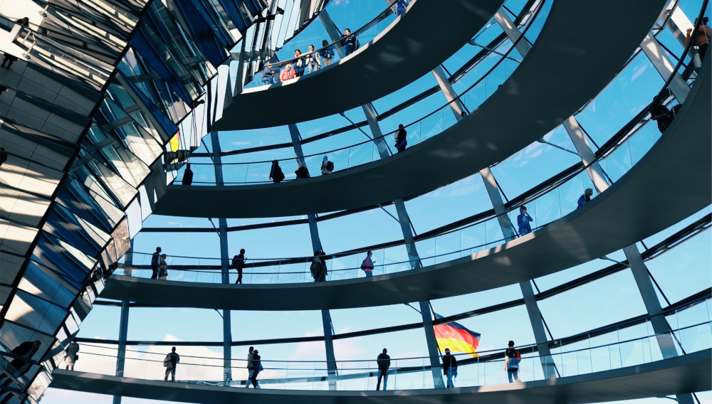 Glaskuppel auf dem Reichstagsgebäude in Berlin (Foto: Sven Przepiroka, Unsplash)