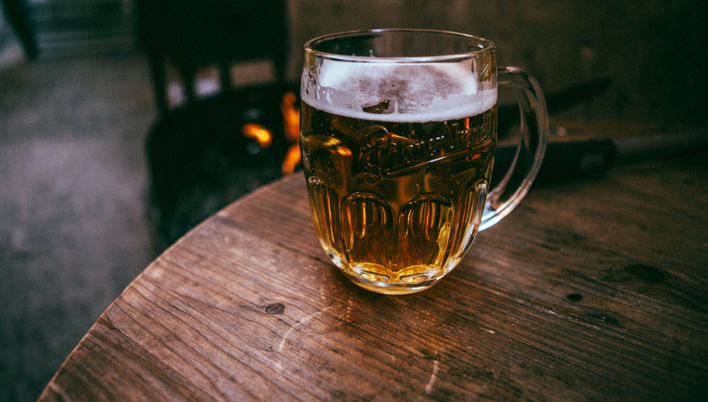 Mit Bier gefülltes Glas (Foto: Evgeniy Smersh auf Unsplash)