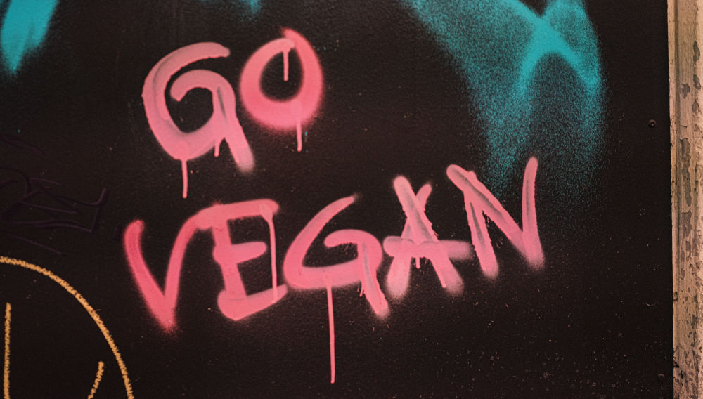 Go vegan graffiti (Photo: Claudio Schwarz on Unsplash)
