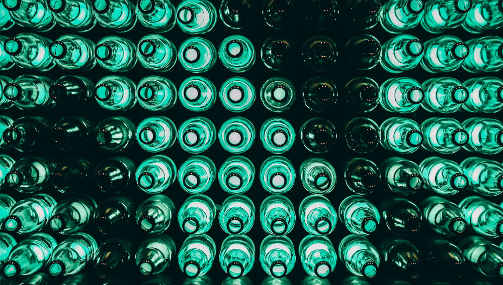 Grüne Flaschen von oben (Foto von Ameer Basheer auf Unsplash)