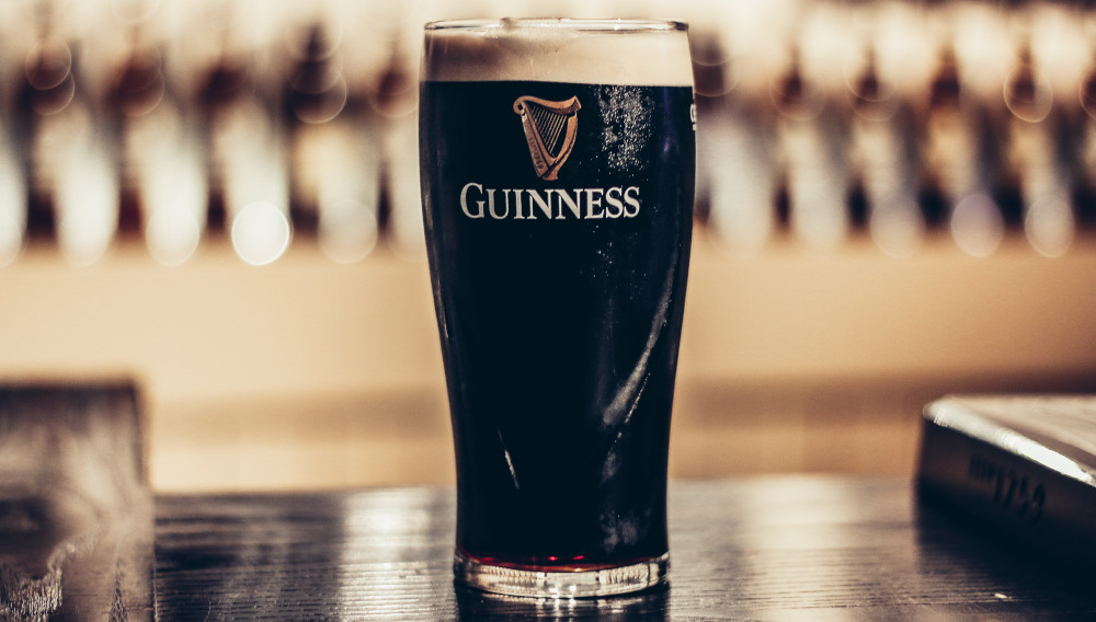 Guinness-Glas (Foto: Erik Jacobson auf Unsplash)