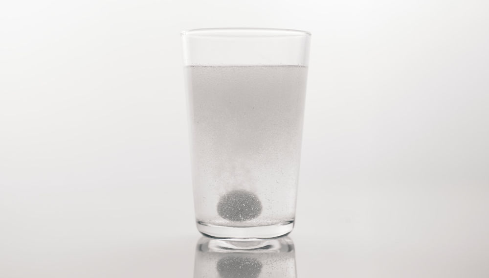 Ein Glas Wasser mit Tablette (Foto: engin akyurt auf Unsplash)