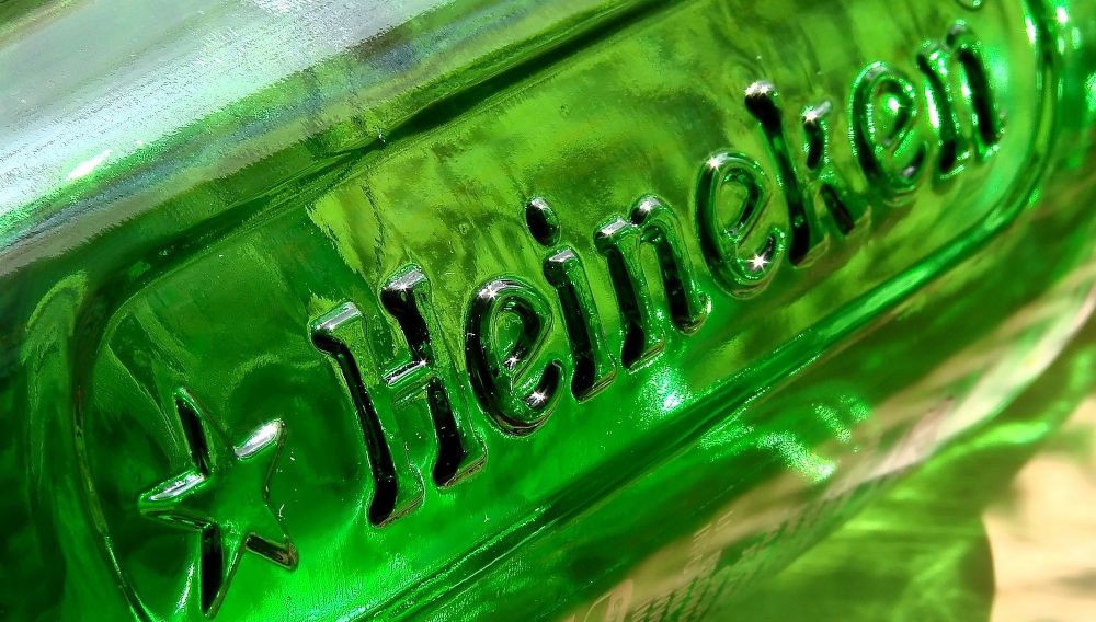 Part of a Heineken bottle (Photo: Jacek Abramowicz on pixabay)