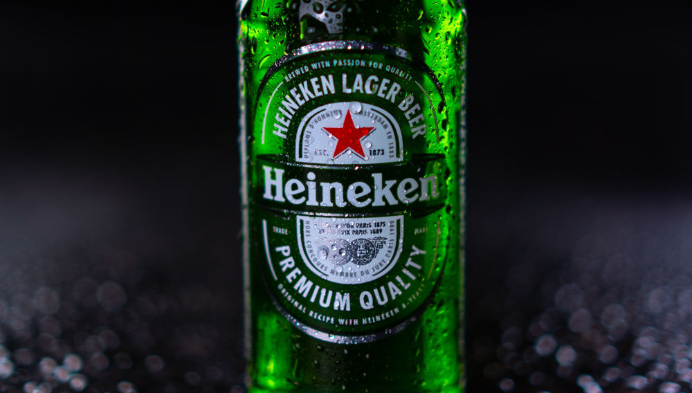 Heineken bottle, detail (Photo: Andri Klopfenstein on Unsplash)