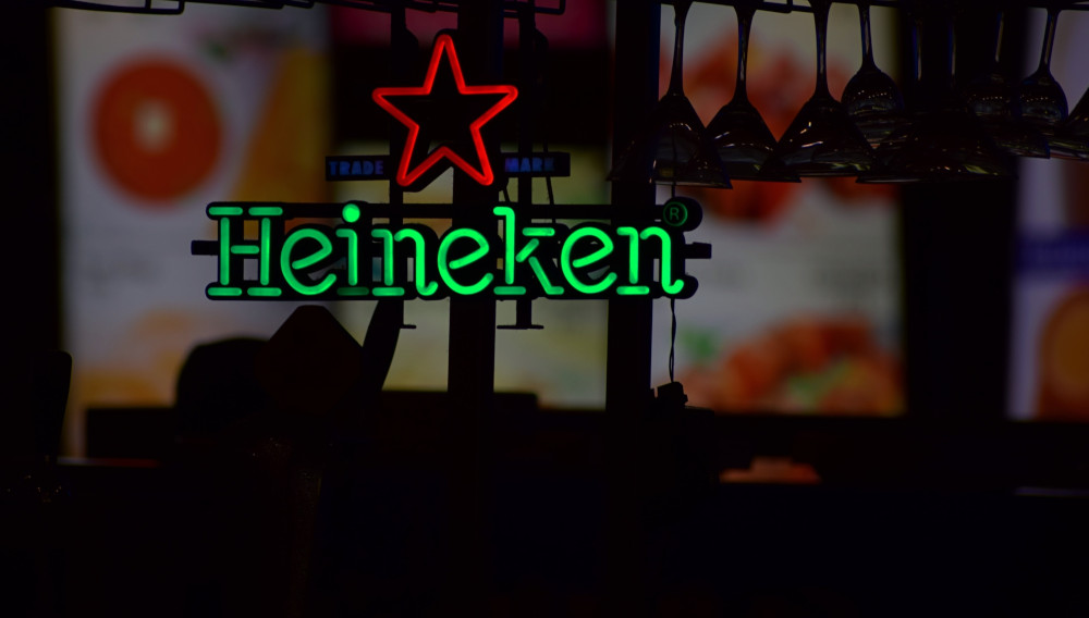 Heineken Neonschrift (Foto: Smit Patel auf Unsplash)