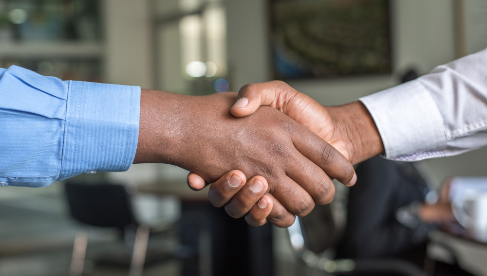 Shakeing hands (Photo: Cytonn Photography on Unsplash)