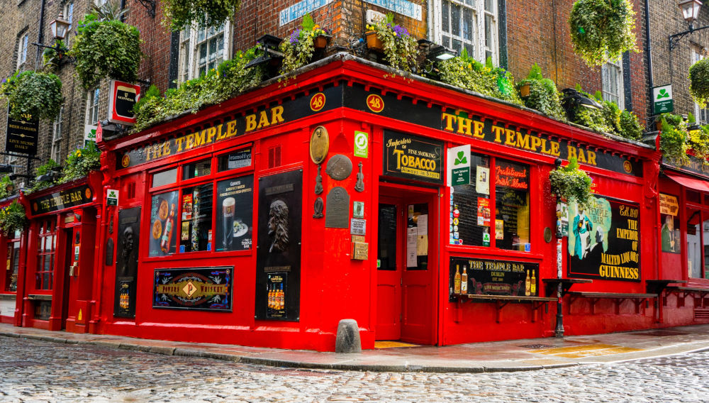 Irish pub (Photo by Leonhard Niederwimmer on Unsplash)
