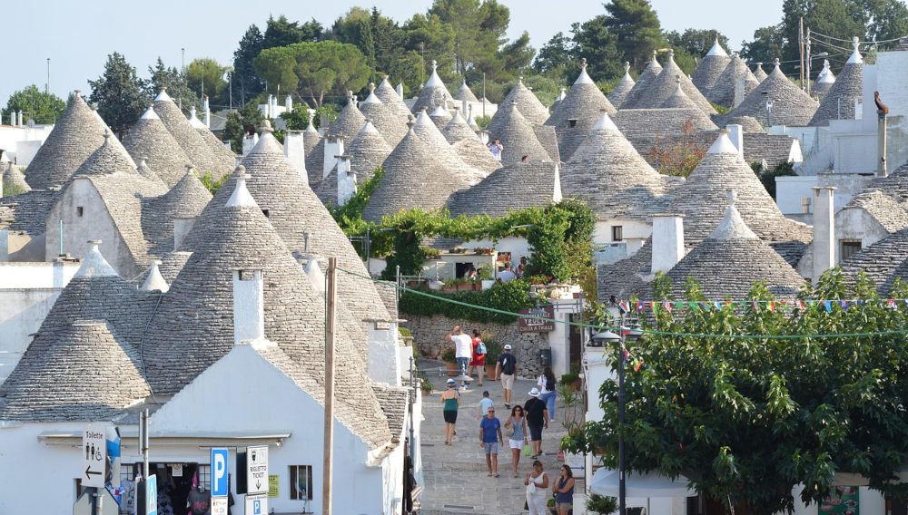 View of an Apulian village with tourists (Photo: jaccy007 on Pixabay)