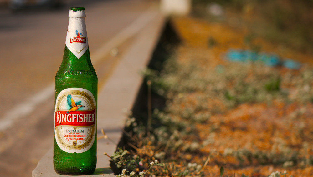 Grüne Kingfisherflasche am Straßenrand (Foto: Raghavendra V. Konkathi auf Unsplash)