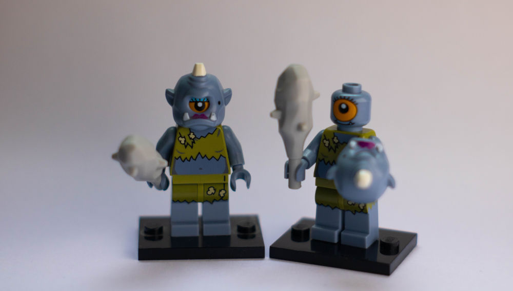 Zwei Legofiguren in Höhlenmenschenkleidung mit Keulen (Foto von Grianghraf auf Unsplash)