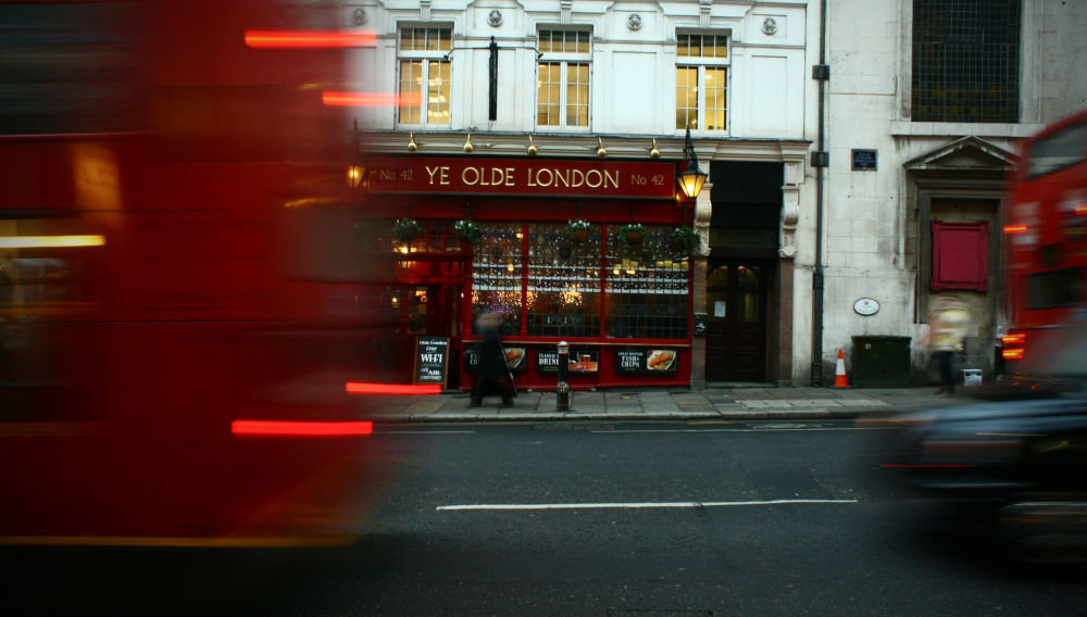 Pub in London (Foto: Montse Monmo auf Unsplash)