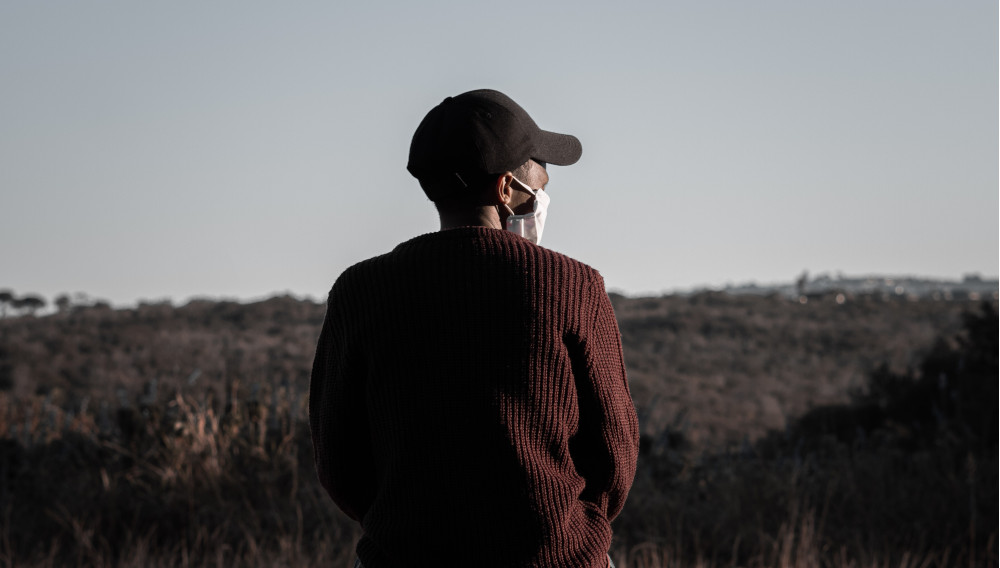 a man with a cap and a mask (Photo: Alexandros Dimitri, Unsplash)