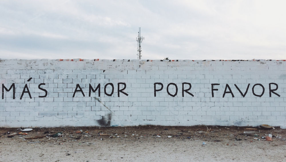 Graffiti Mas amor por favor (Photo by 1983 (steal my _ _ art) on Unsplash)