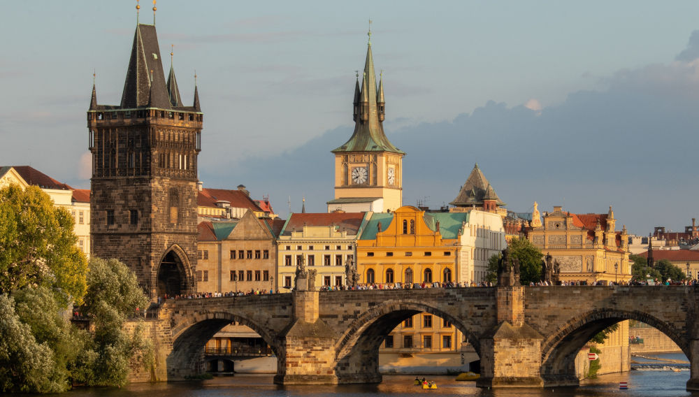 Karlsbrücke, Prag (Foto von Martin Krchnacek auf Unsplash)