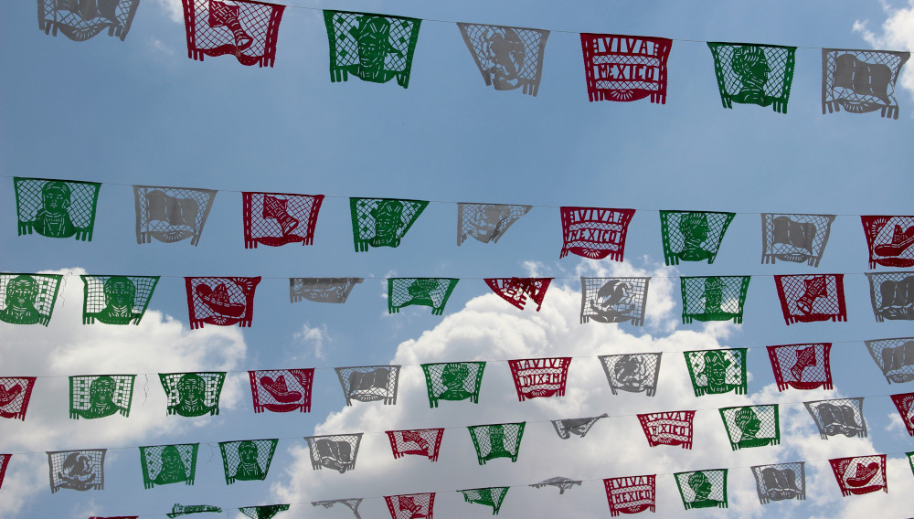 street decoration in the colours of the mexican flag (Foto: BRAUWELT)