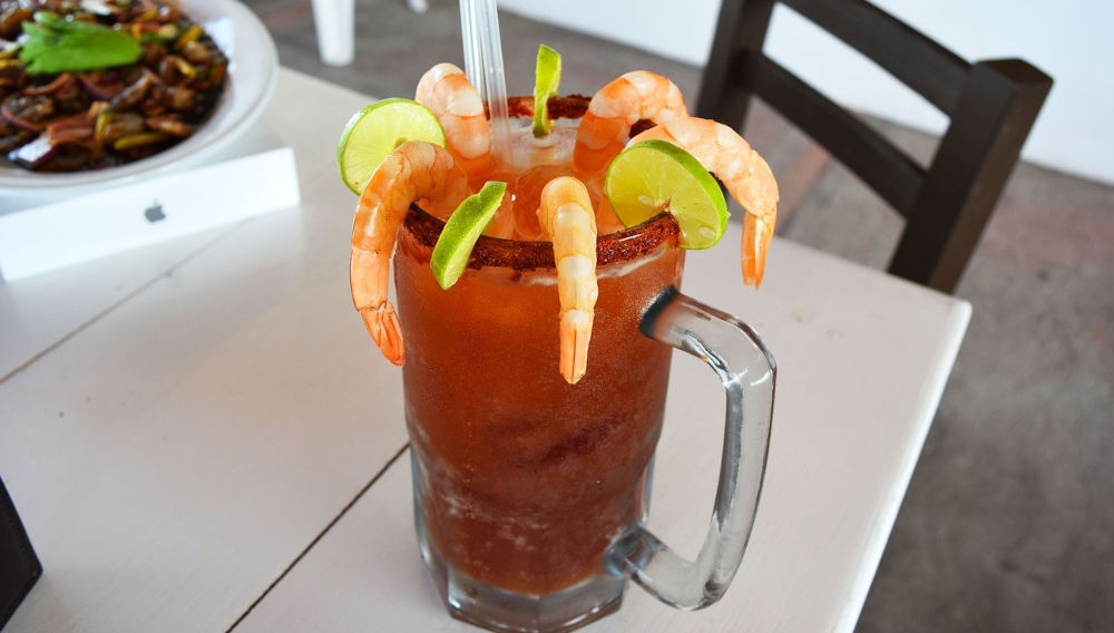 Michelada cocktail in a glass decorated with shrimps and lime slices (Photo: Impulso Grafico, Rene Arizmendi on Pixabay)