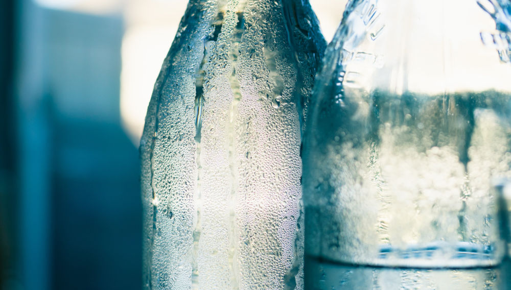 Zwei Wasserflaschen aus Glas (Foto: Greg Rosenke/Unsplash)
