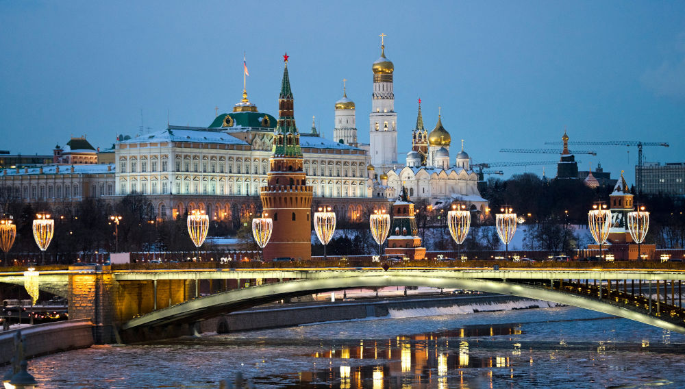 Bridge in Moscow (Photo: Alex Zarubi on Unsplash)