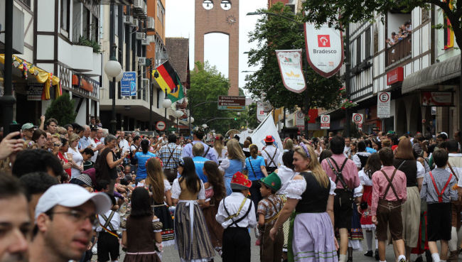 Oktoberfest parade in Blumenau (Photo: Vitor Pamplona on wikipedia.org)