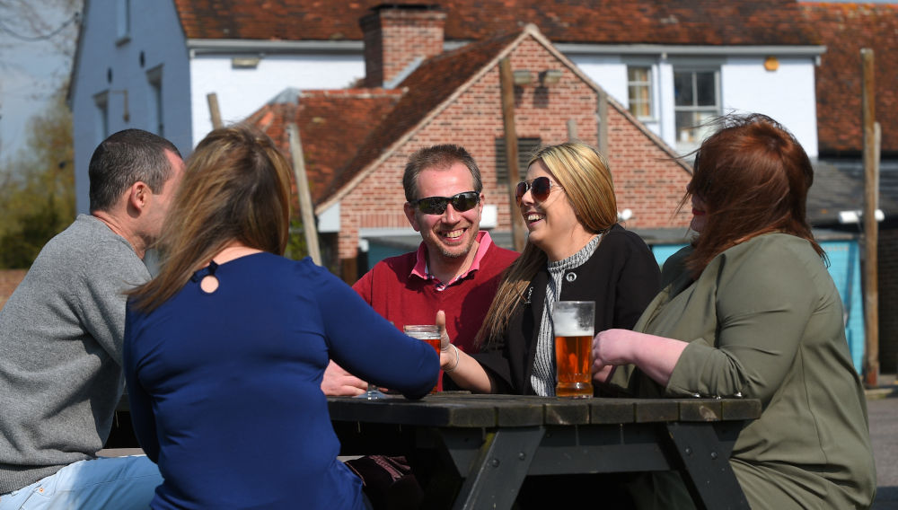 People sitting in a pub garden (Photo: SIBA UK)