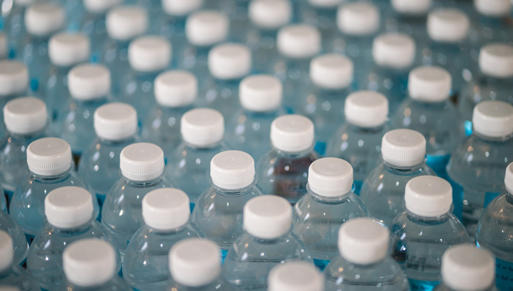 PET bottles filled with water (Photo: Jonathan Chng, Unsplash)