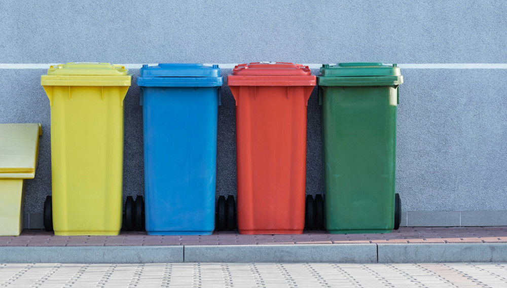 Waste sorting as basis for recycling (Photo: Pawel Czerwinski on Unsplash)