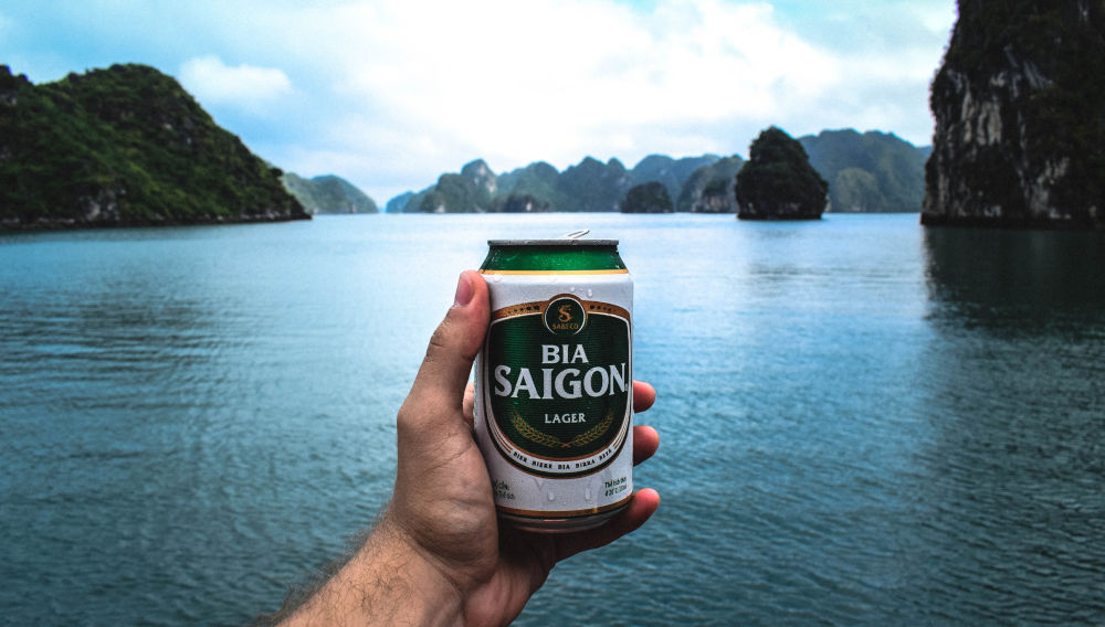 Hand mit Bierdose (Foto: Pablo Rebolledo auf Unsplash)