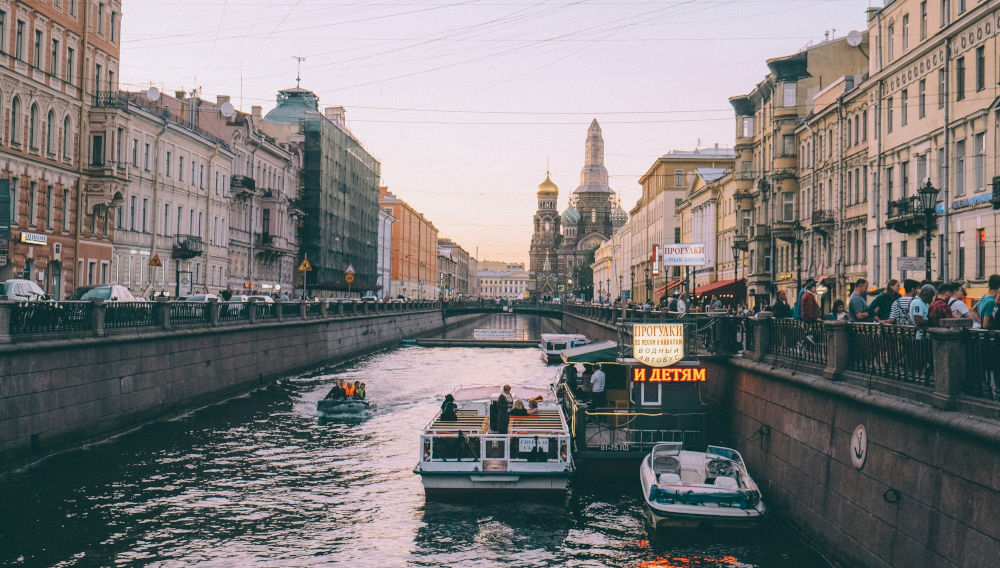 Boats on a Saint Petersburg canal on a foggy day (Photo: Pujalin on Unsplash)