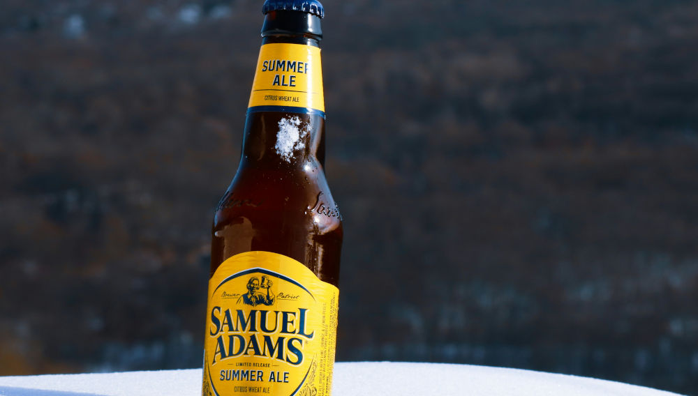 Flasche Samuel Adams Bier (Foto: Spenser Sembrat auf Unsplash)