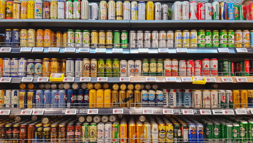 Various beer cans on supermarket fridge shelf (Photo: Defne Kucukmustafa on unsplash)