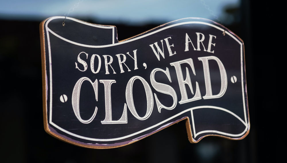 Schwarz-weißes „Entschuldigung, wir haben geschlossen“-Schild im Fenster (Foto von Tim Mossholder auf Unsplash)