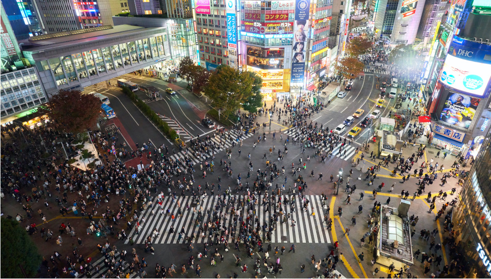 People crossing the street in Tokyo, Japan (Photo: Timo Volz, Unsplash)