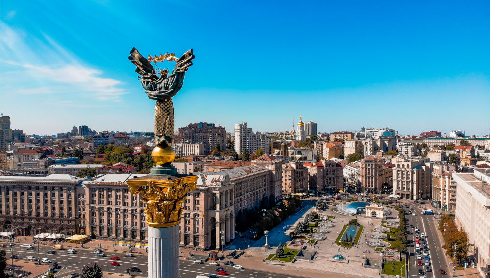 Engelsstatue in Kiew, Ukraine (Foto von Gleb Albovsky auf Unsplash)