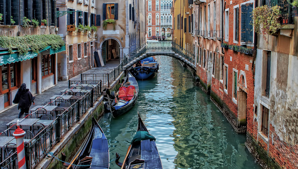 Boats on a canal in Venice (Photo: Ricardo Gomez Angel on Unsplash)