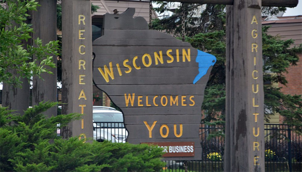 Wisconsin welcome sign in Superior (Photo: Andreas Faessler on Wikimedia; https://commons.wikimedia.org/wiki/File:Wisconsin_welcome.jpg, „Wisconsin welcome“, https://creativecommons.org/licenses/by-sa/4.0/legalcode)