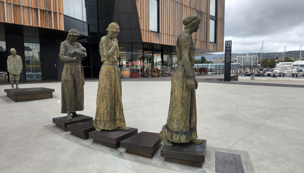 Sculptures of convicted women and children (Photo: Nico Smit on Unsplash)