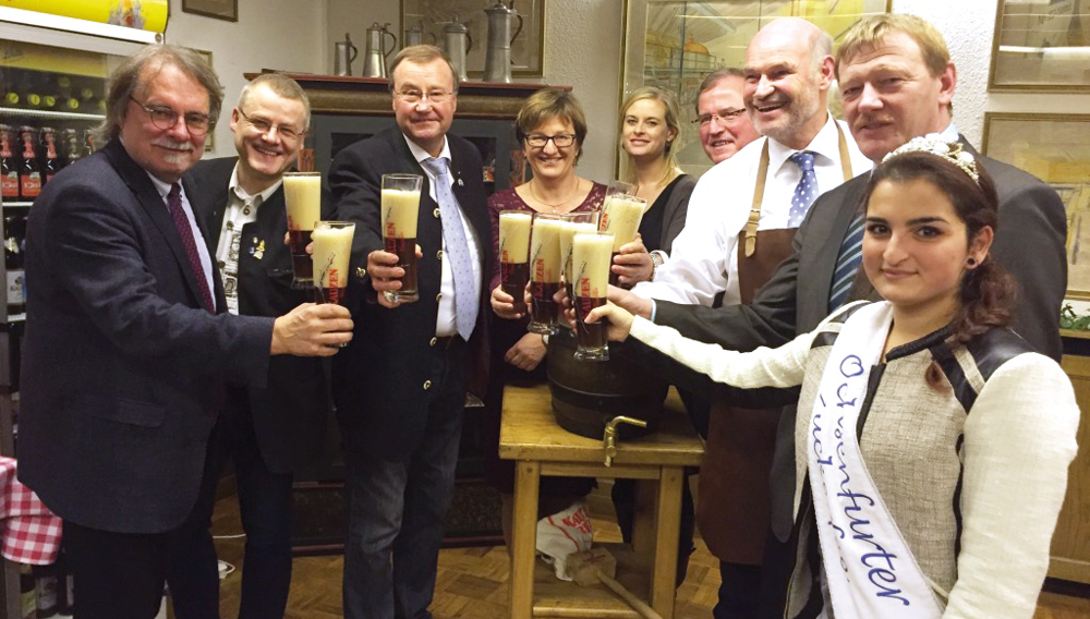 Ein Prost auf die ersten Gläser Winter-Weisse: (v.l.) Prof. Dr. H. Hopfinger, Braumeister O. Resch und K.-H. Pritzl stießen mit einigen Gästen darauf an (Foto: Kauzen Bräu)