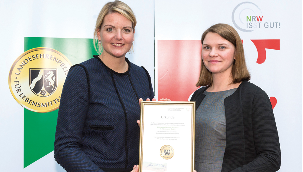 Ministerin Schulze Föcking (li.) überreichte den Landesehrenpreis an Produktmanagerin Ina Neleßen (Quelle: Werbeagentur b4c - brands for consumers)