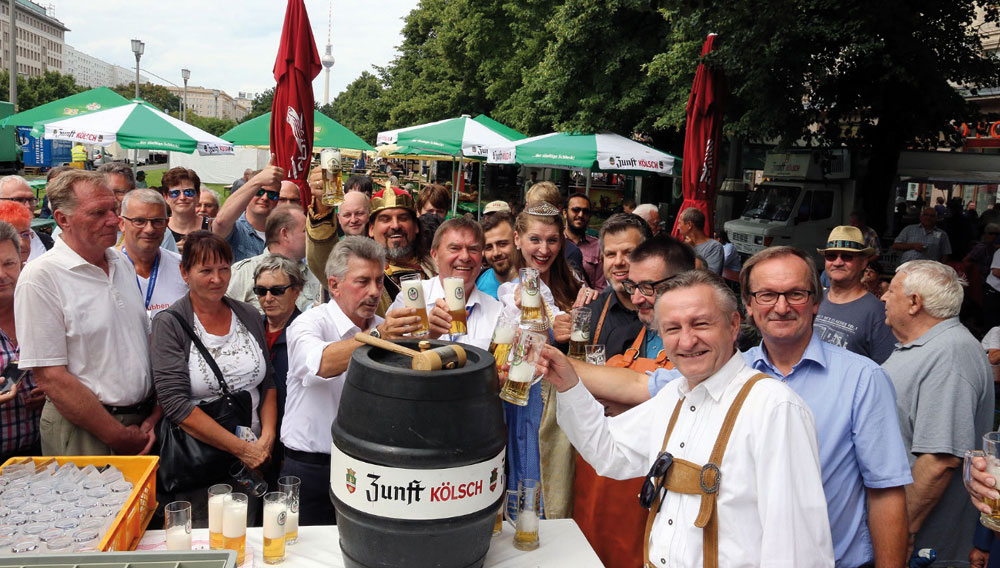 Roland Demleitner (vorne), Geschäftsführer der Privaten Brauereien Deutschland, eröffnete mit zahlreichen Gästen das Berliner Bierfestival (Foto: Frank-Peter Bürger, Berlin)