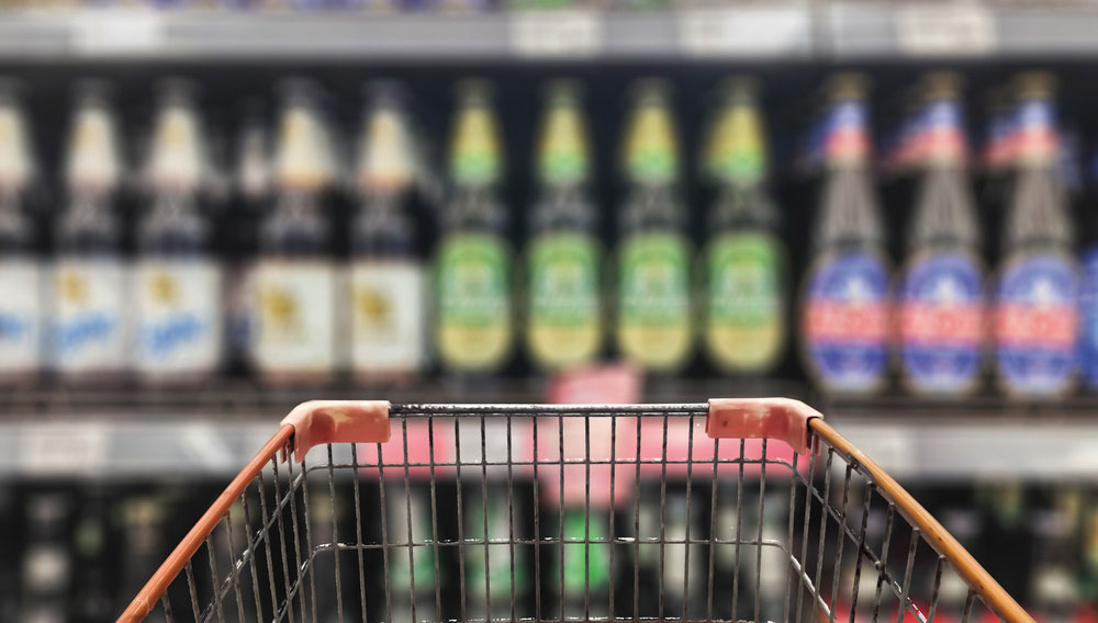 Deutsche kaufen insgesamt weniger, dafür aber besondere Sorten Bier; Foto: Thana Thanadechakul/shutterstock