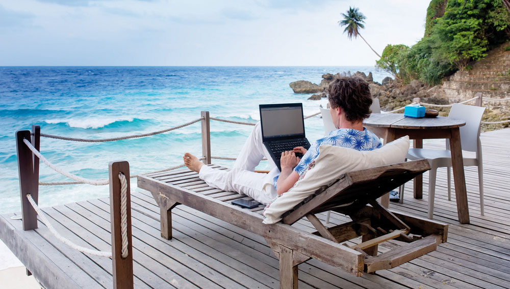 Mit Laptop am Strand: Sieht so der Arbeitsplatz in Industrie 4.0 aus?