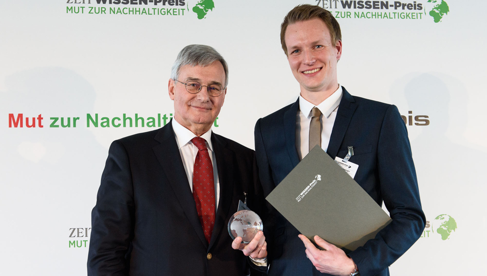 Juror Klaus-Peter Beck (li.), Vorsitzender des Kuratoriums der Asko Europa-Stiftung, überreicht Johannes Ehrnsperger den Nachhaltigkeitspreis (Foto: © Phil Dera)