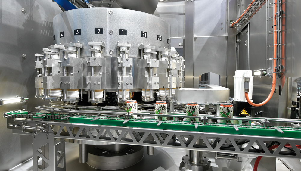 Die kanadische Brauerei Steamworks hat sich die erste Maschine des Dosenfüllers Innofill CAN C gesichert  Foto: KHS-Gruppe