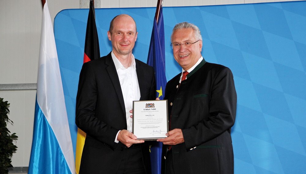 Joachim Herrmann übergab die erstmals verliehene Auszeichnung an Krones-Vorstandsmitglied Ralf Goldbrunner (Foto: Christoph Schedensack)