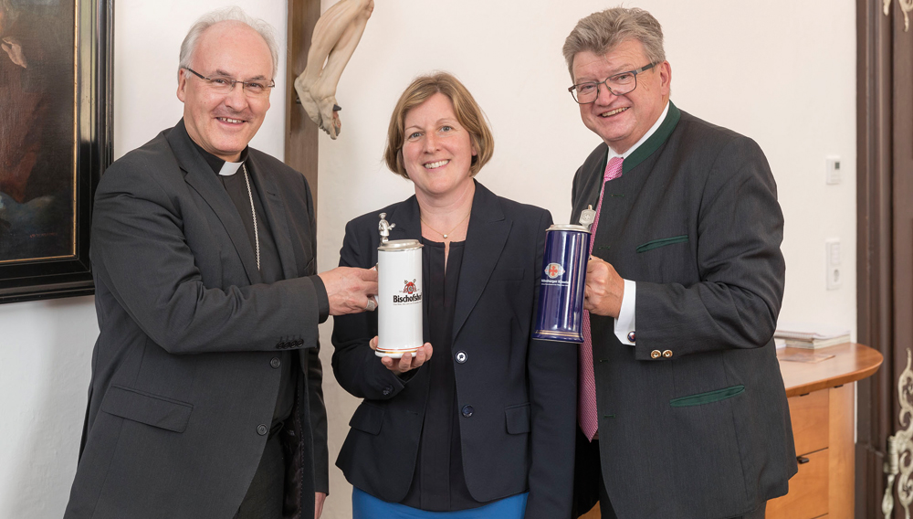 Bischof Rudolf Voderholzer, Susanne Horn und Hermann Goß bei der Krugübergabe