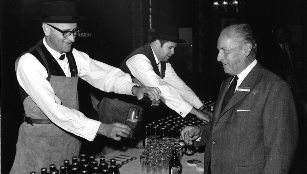 http://dev.brauwelt.de/administEBC 1969 Interlaken: At the beer bar during the congress