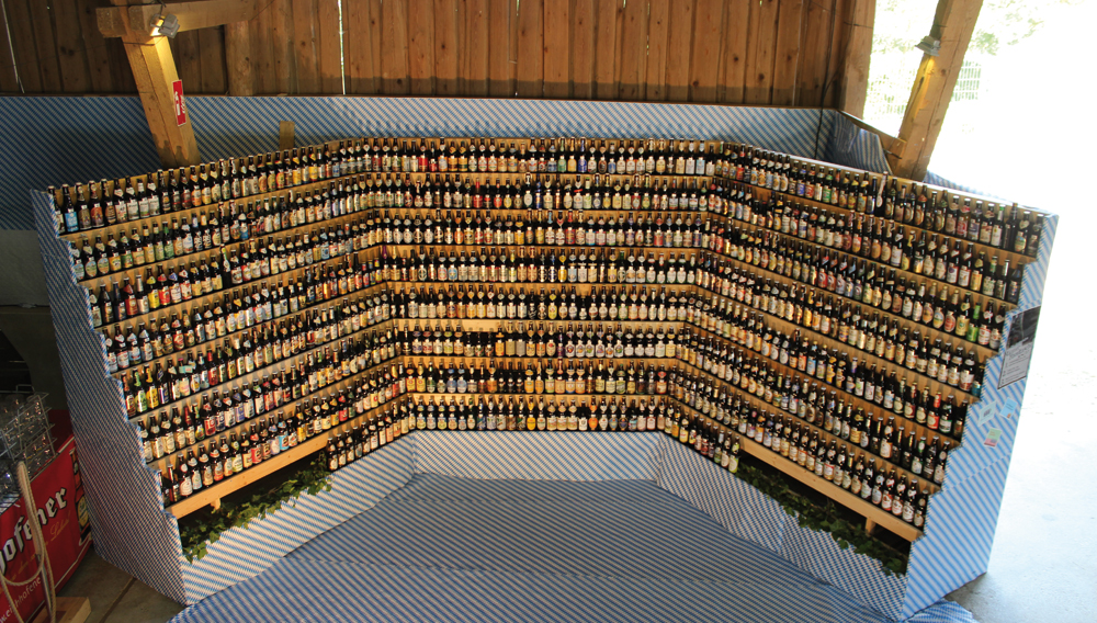 Blick ins Bierregal mit über 700 Bieren