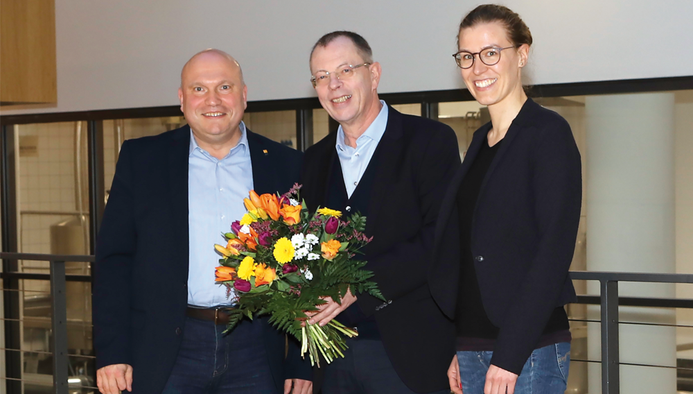 VLB-Geschäftsführer Dr. Josef Fontaine (li.) und Henrike Vorwerk wünschen Prof. Frank Rath alles Gute für den Ruhestand